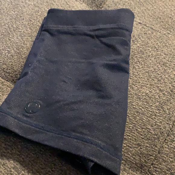 Lululemon shorts size 2 - Picture 2 of 4